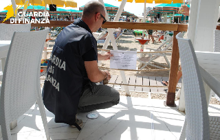 Pescara - Finanza sequestra noto stabilimento balneare: cinque indagati